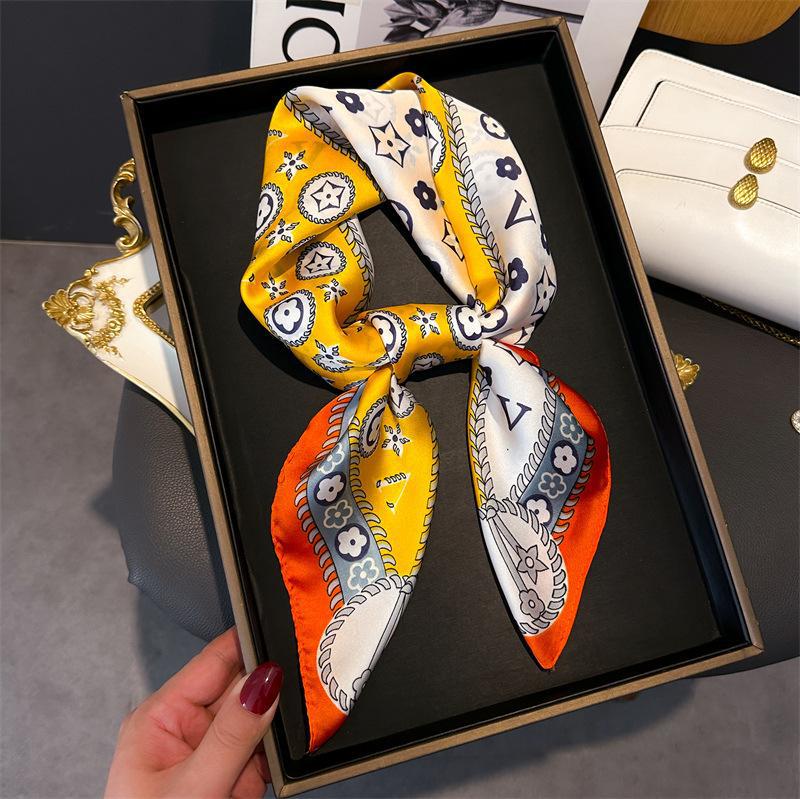여성을위한 70cm 스퀘어 스카프 레트로 프린트 새틴  - Silk Neck Scarf 리뷰 및 가격